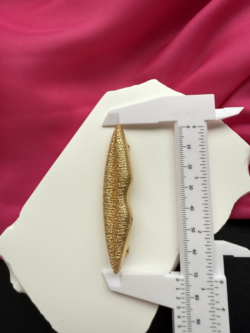 Брошь в виде губ Schiaparelli