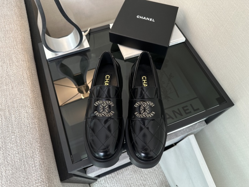 Лаковые лоферы Chanel с двойным логотипом