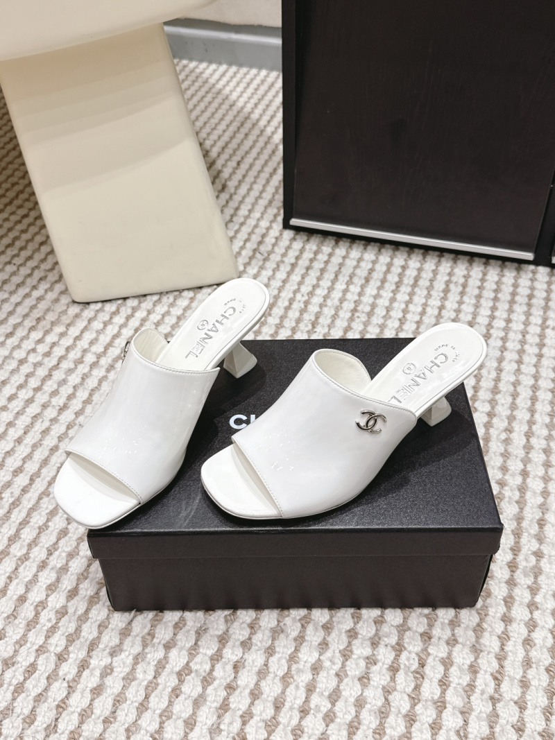 Женские черные лаковые босоножки Chanel