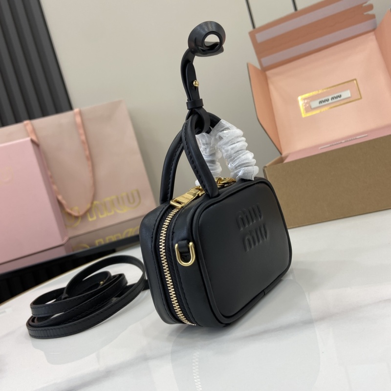 Черная сумка Miu Miu с логотипом и ремнем
