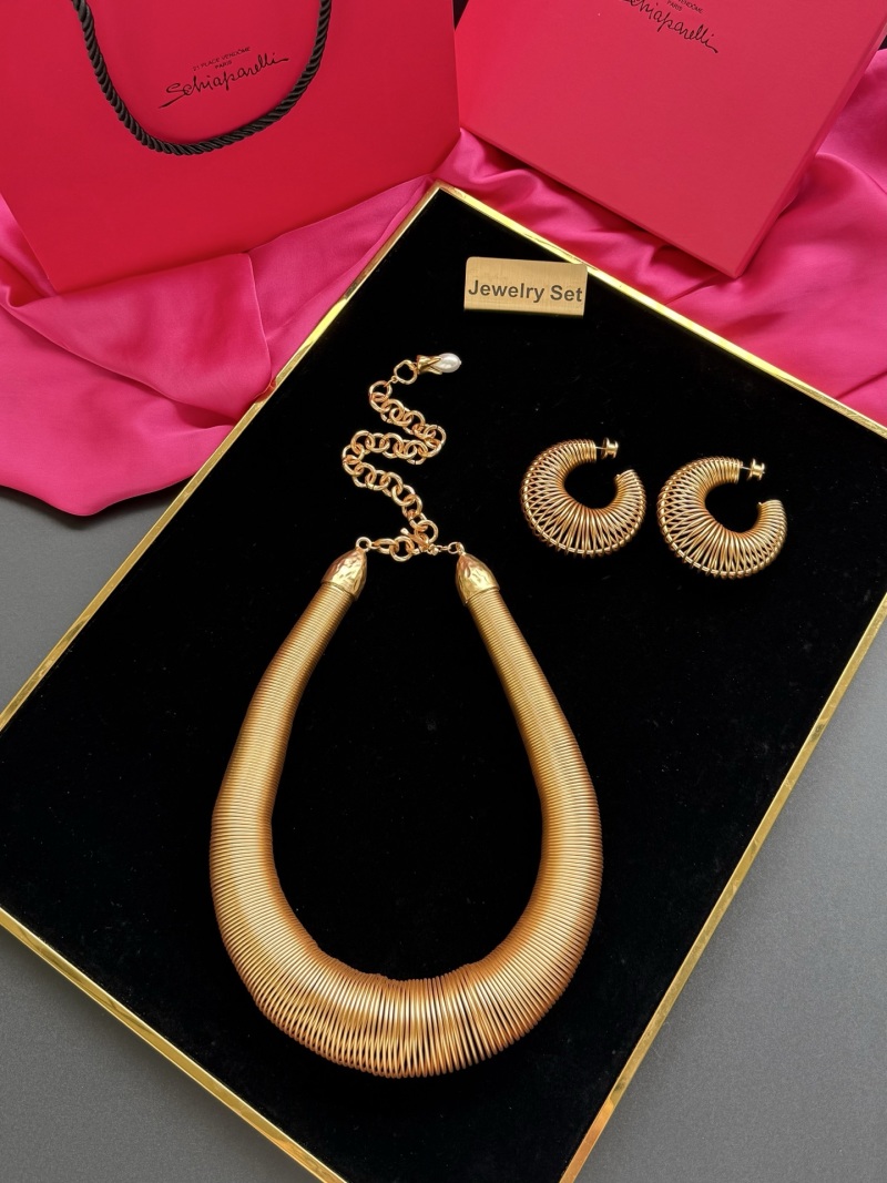 Золотистое колье с рельефным узором Schiaparelli