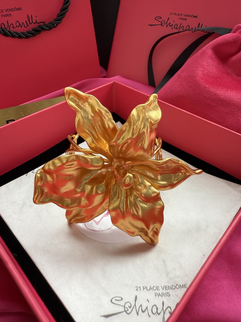 Браслет в виде цветка Schiaparelli