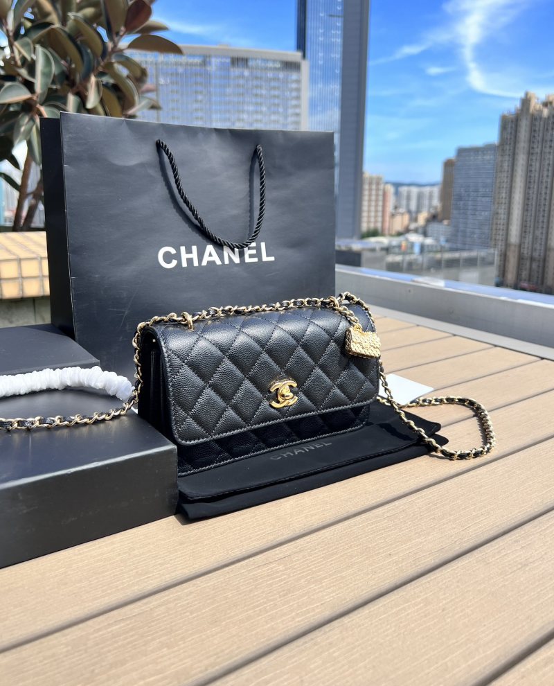 Черная кожаная сумка Chanel CF