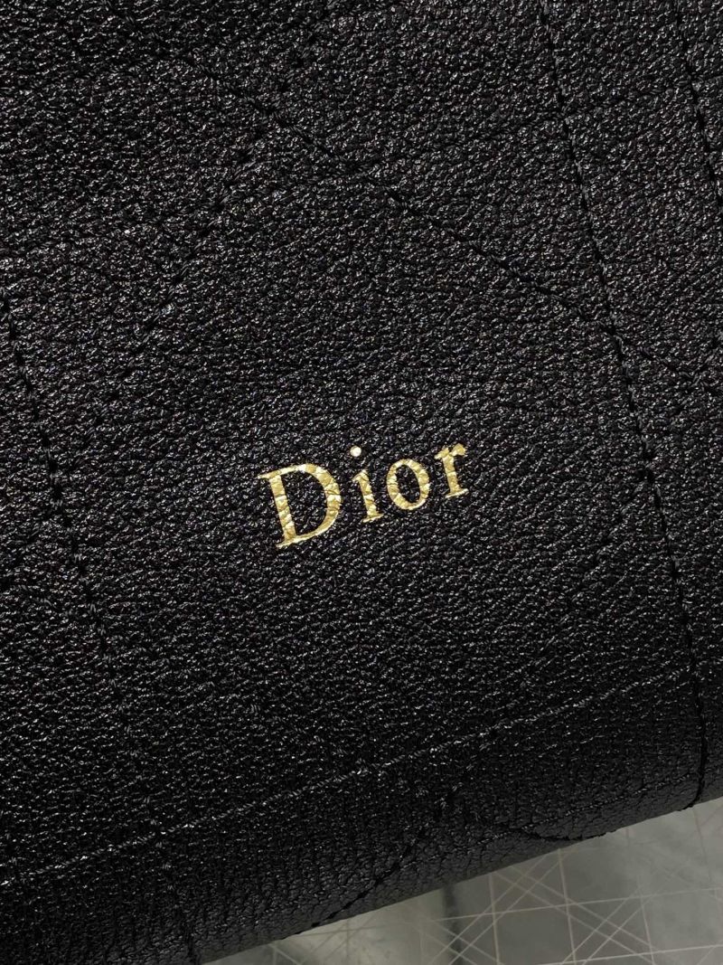 Черная сумка Dior с золотой фурнитурой