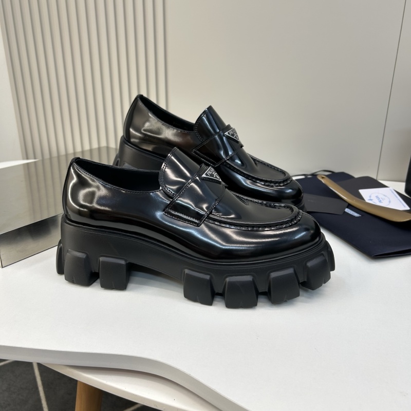 Мужские лоферы Prada лаковые на массивной подошве