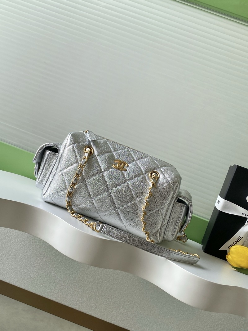Серебристая сумка через плечо, дизайн Chanel