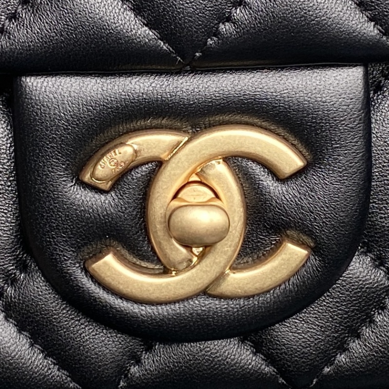 Чёрная сумка с золотистыми вставками и цепочкой Chanel