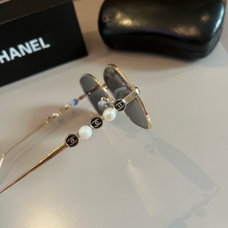 Солнцезащитные очки Chanel с жемчужными элементами на дужках