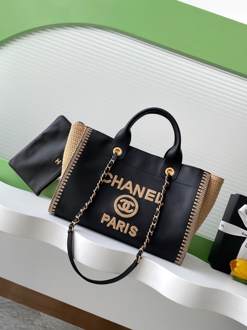 Чёрная пляжная сумка с плетением и золотистым логотипом Chanel