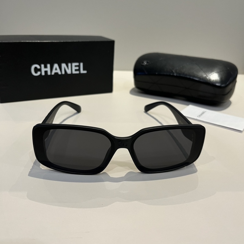 Солнцезащитные очки Chanel с квадратной оправой и узором на дужках