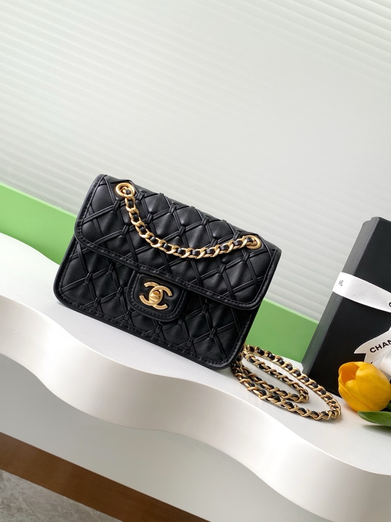 Черная сумка с плетеной текстурой и золотой цепью Chanel