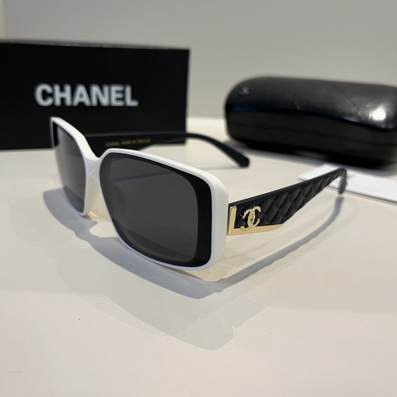 Солнцезащитные очки Chanel белые с темными дужками