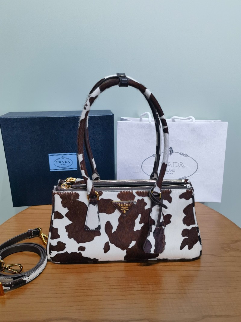 Сумка Prada Galleria с принтом под коровью кожу