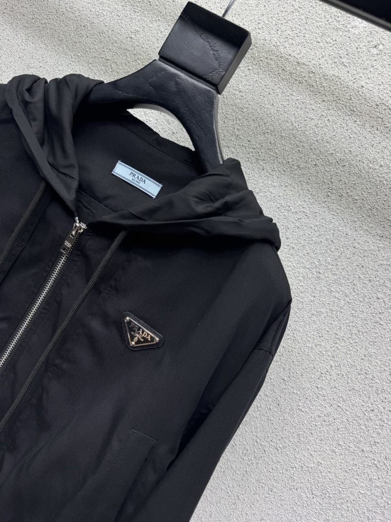 Чёрный бомбер с капюшоном Prada