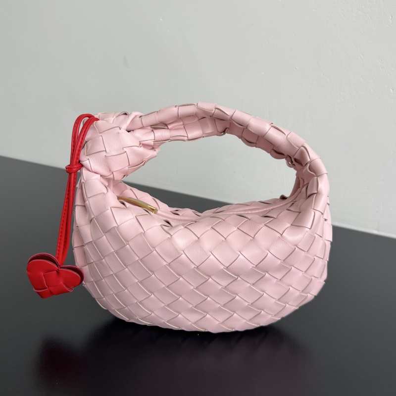 Женская плетеная сумка Bottega Veneta Jodie пастельного розового цвета с красным сердечком