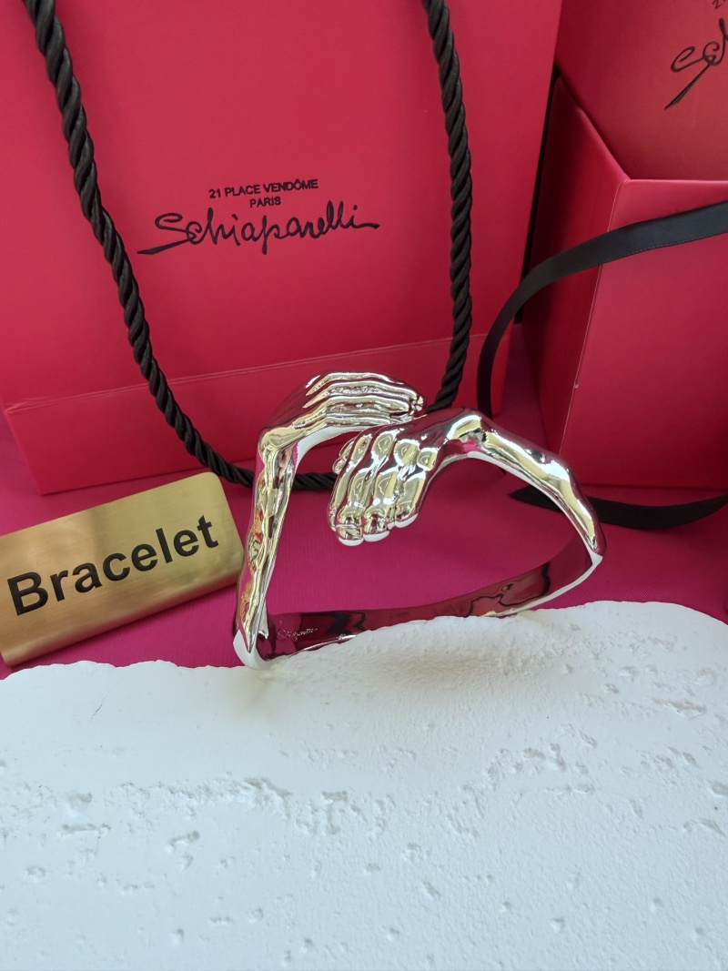 Браслет Schiaparelli в виде двух рук