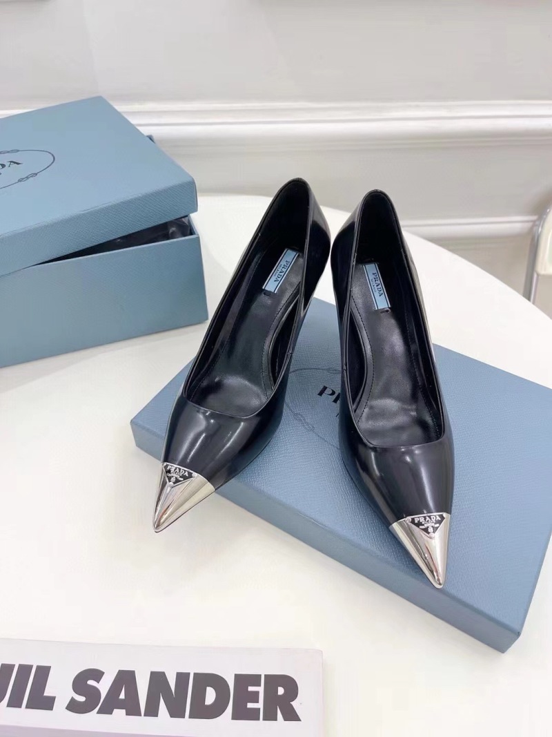 Женские туфли с металлическим носком Prada