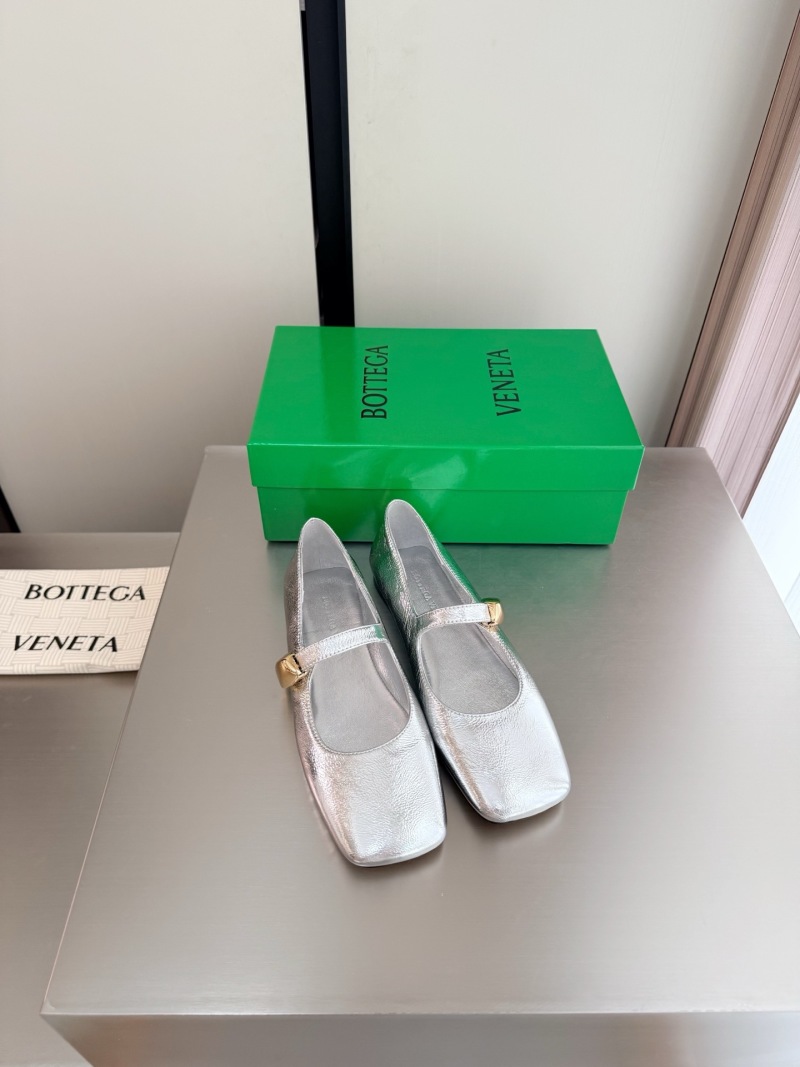 Балетки женские серебристые с декоративной пряжкой Bottega Veneta