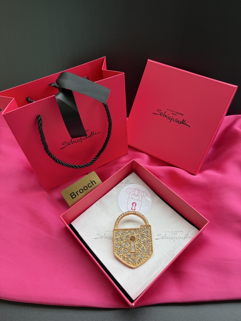 Брошь в виде замка Schiaparelli