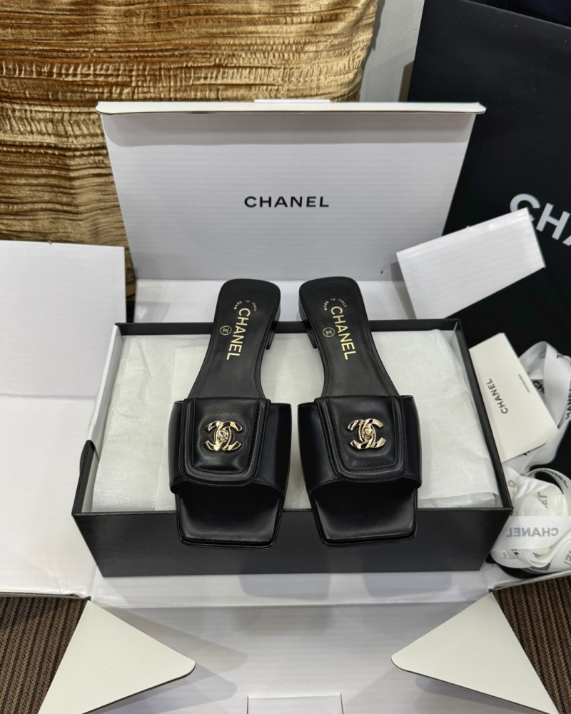 Сандалии Chanel черные с логотипом