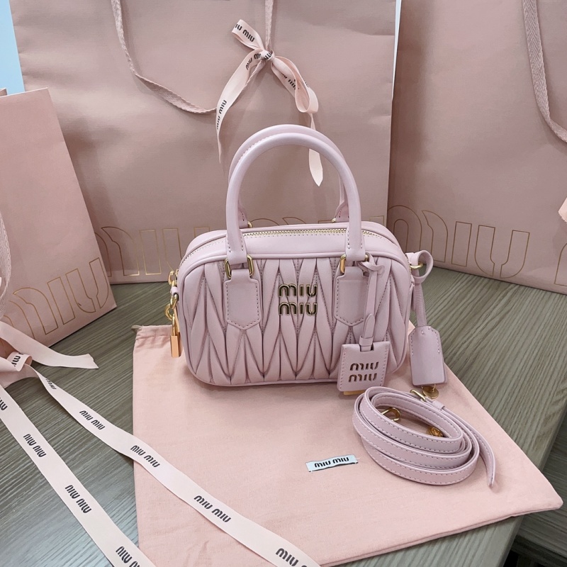 Сумка Miu Miu мателассе розовая