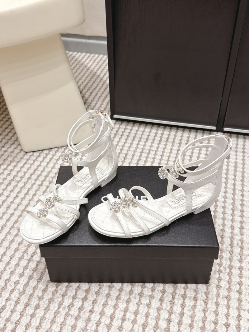 Женские белые кожаные сандалии с цветком из жемчуга и кристаллов Chanel