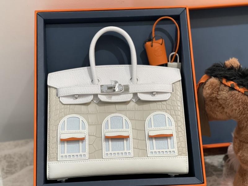 Мини-сумка белого цвета с декором в виде окон и серебряной фурнитурой Hermès