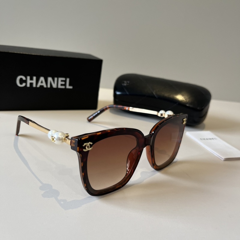 Солнцезащитные очки Chanel с декором в виде жемчуга