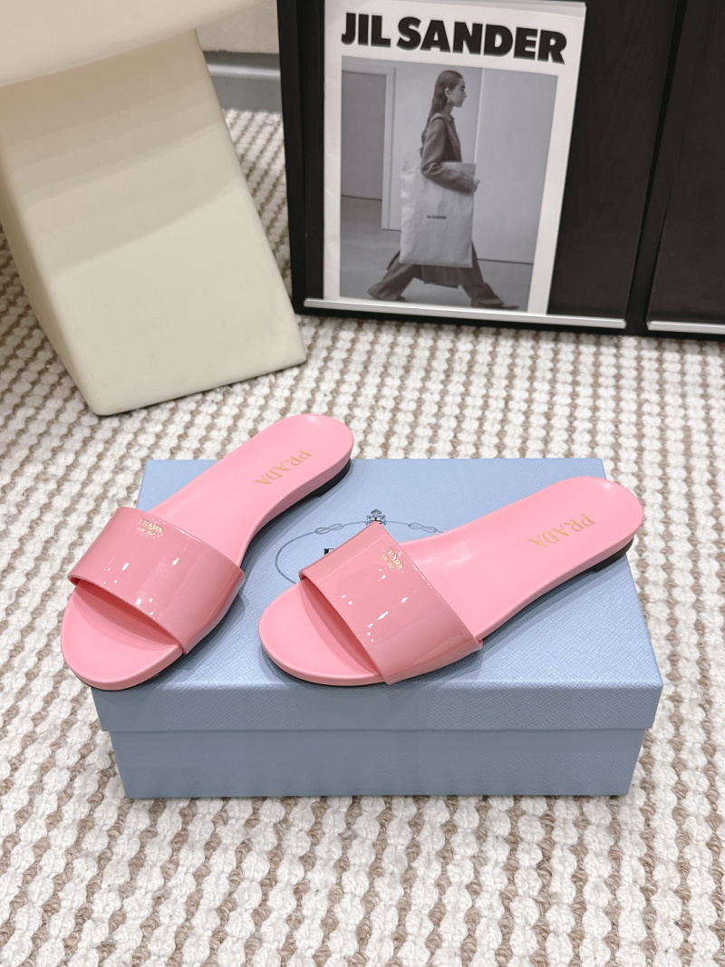 Женские розовые шлёпанцы с металлической вставкой Prada