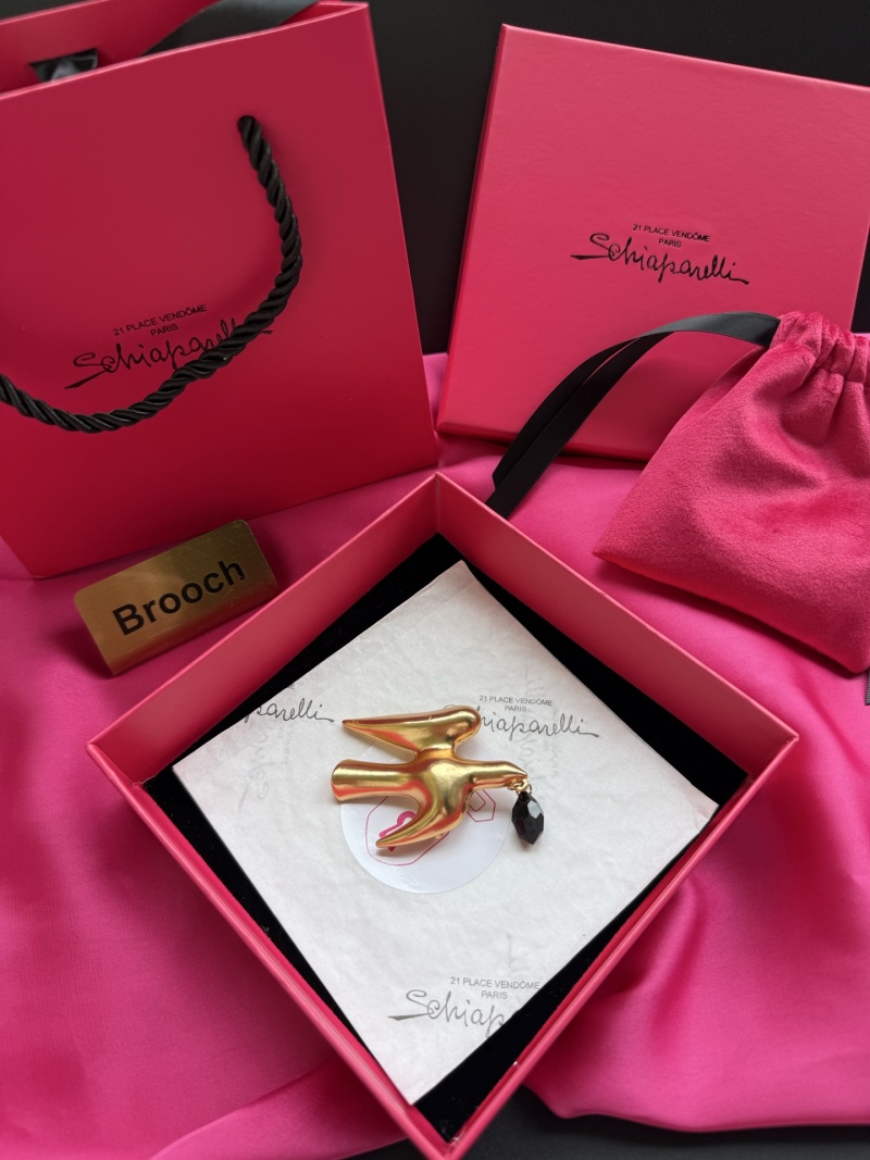 Брошь в виде птицы с подвеской Schiaparelli