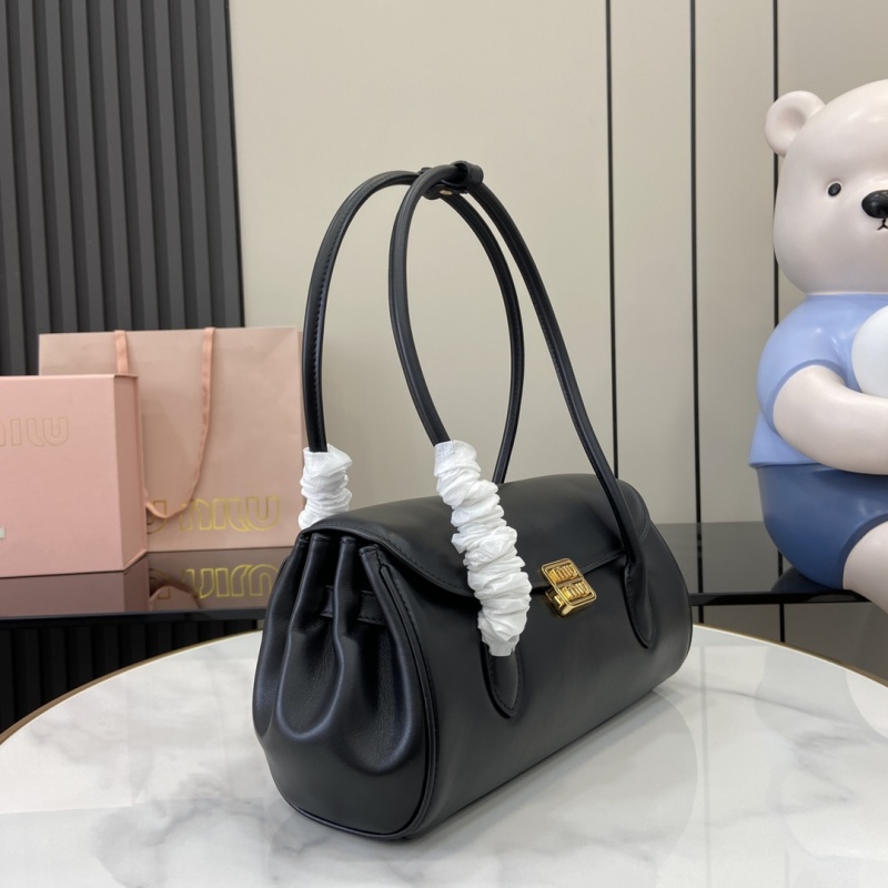 Черная сумка Miu Miu с золотой фурнитурой