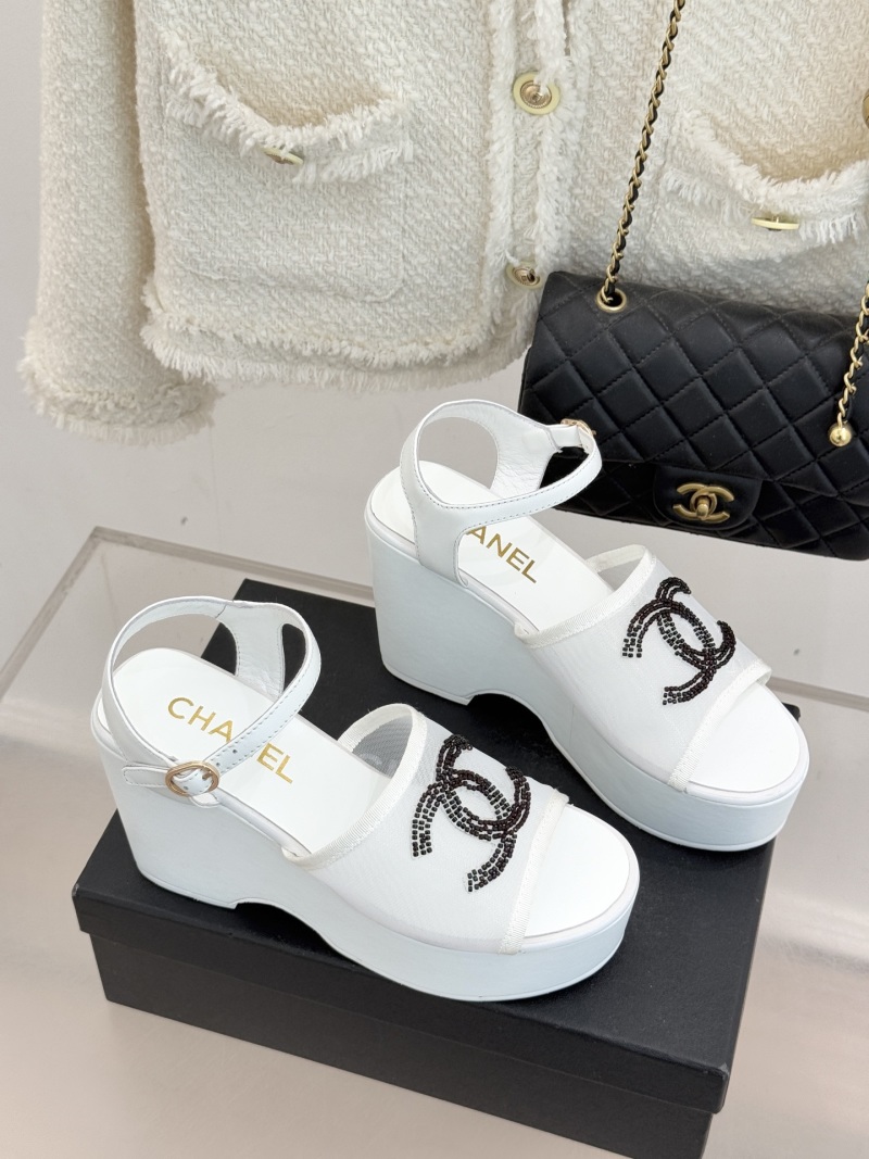 Женские белые босоножки на платформе с бисерной отделкой Chanel