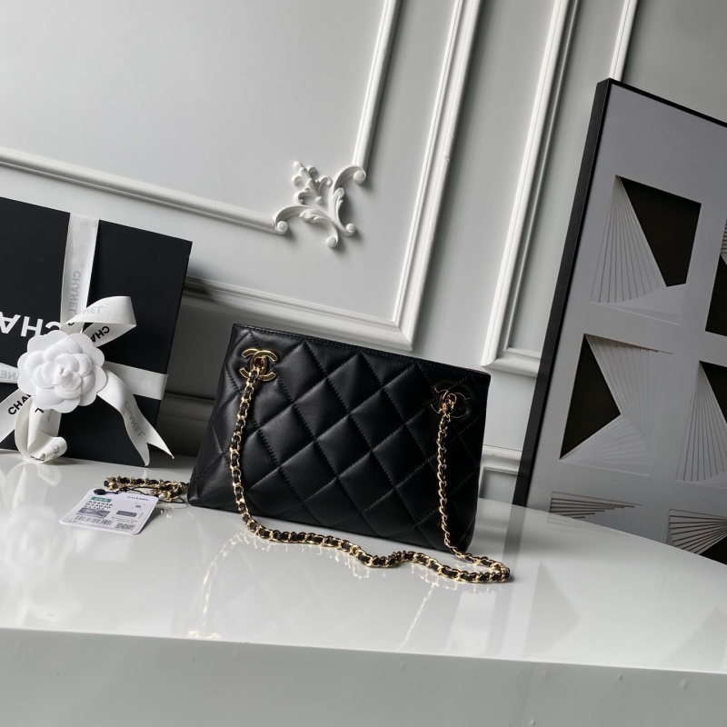 Черная сумка с золотой цепью Chanel