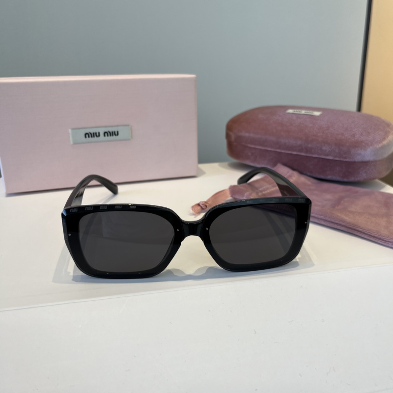 Солнечные очки Miu Miu