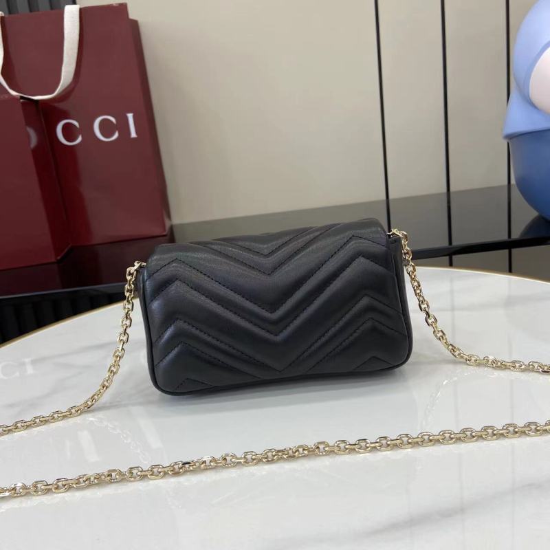 Черная сумка Gucci с золотой цепью