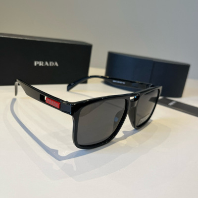 Солнцезащитные очки Prada