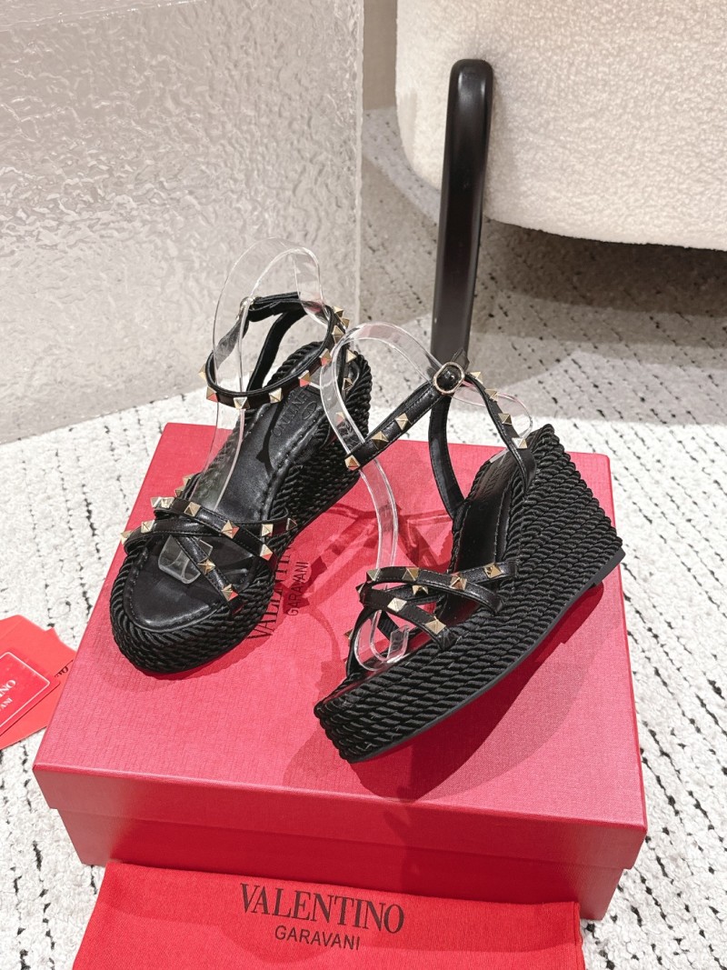 Женские черные босоножки Valentino с заклепками на платформе Valentino Garavani