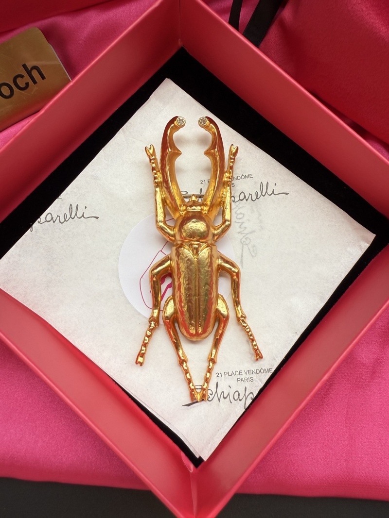 Брошь в виде жука Schiaparelli