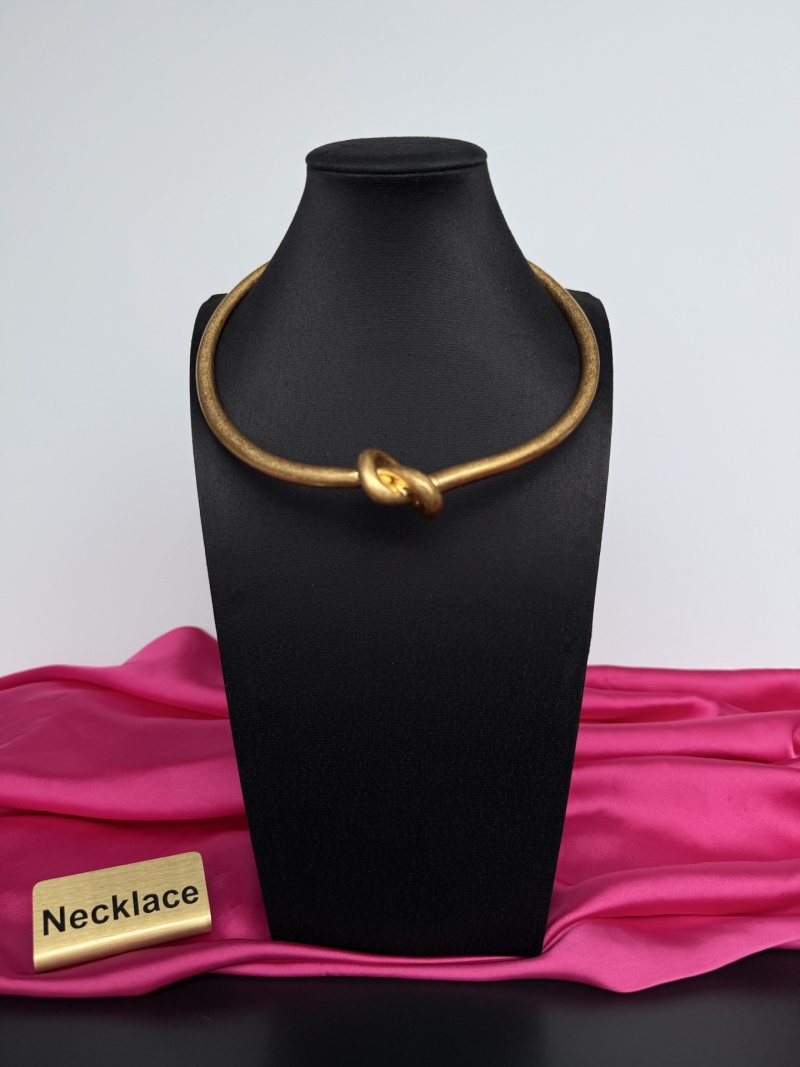 Золотистое колье с узлом Schiaparelli