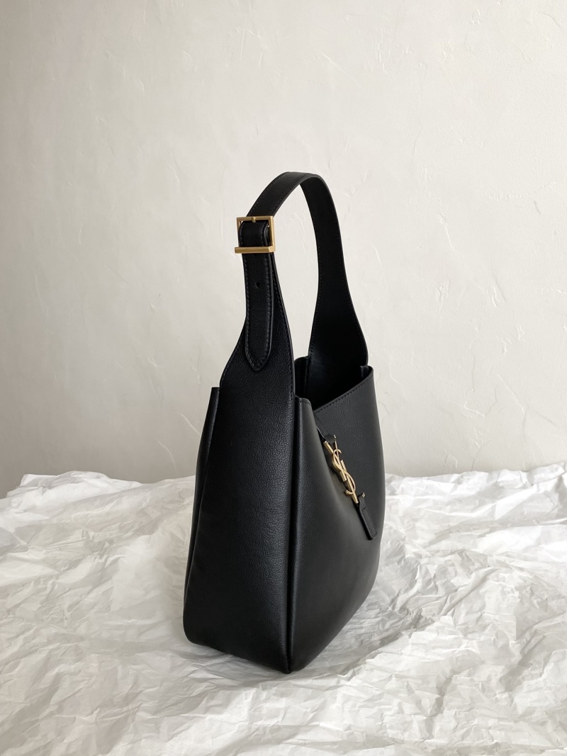 Черная сумка YSL с золотой фурнитурой Saint Laurent