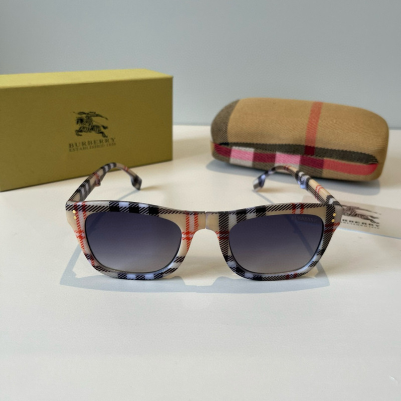 Солнечные очки BURBERRY в классической клетке