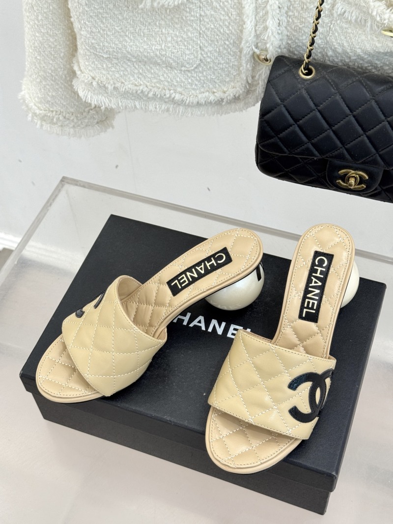 Женские мюли с перламутровым каблуком и логотипом Chanel