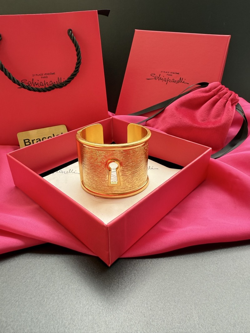 Золотистый браслет Schiaparelli