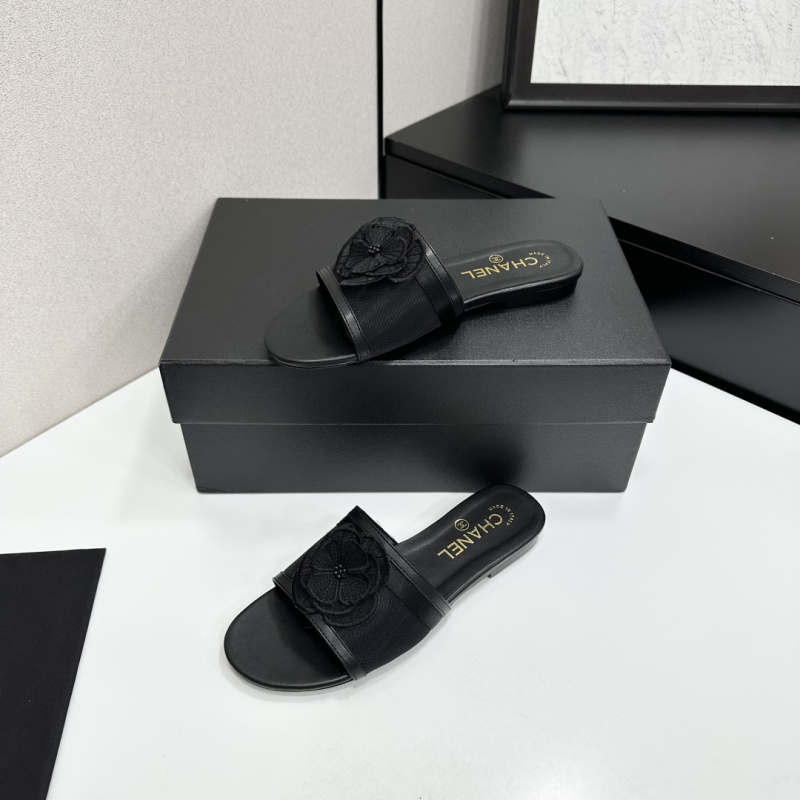 Женские черные сандалии с декоративным элементом Chanel