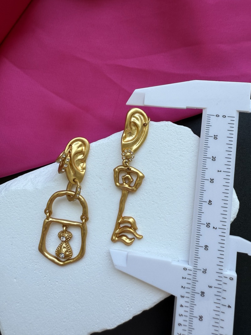 Серьги в форме ключа и уха Schiaparelli