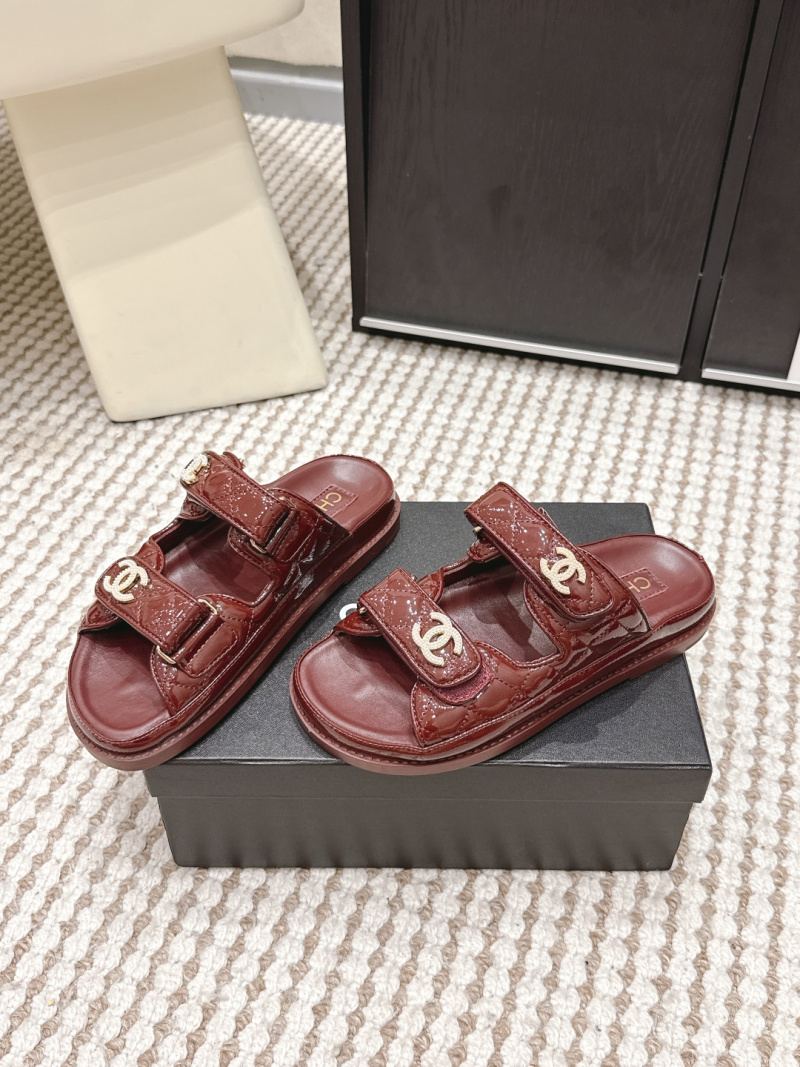 Женские кожаные босоножки-слайдеры с пряжкой Chanel