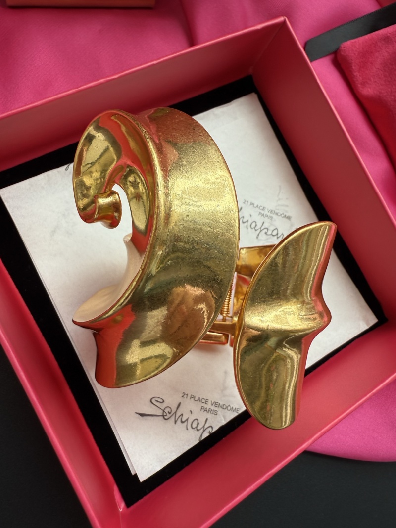 Золотистый браслет Schiaparelli