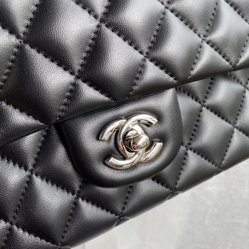 Классическая черная сумка Chanel с цепочкой