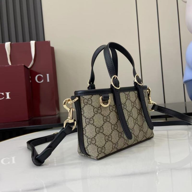 Сумка Gucci с монограммой и ремешком