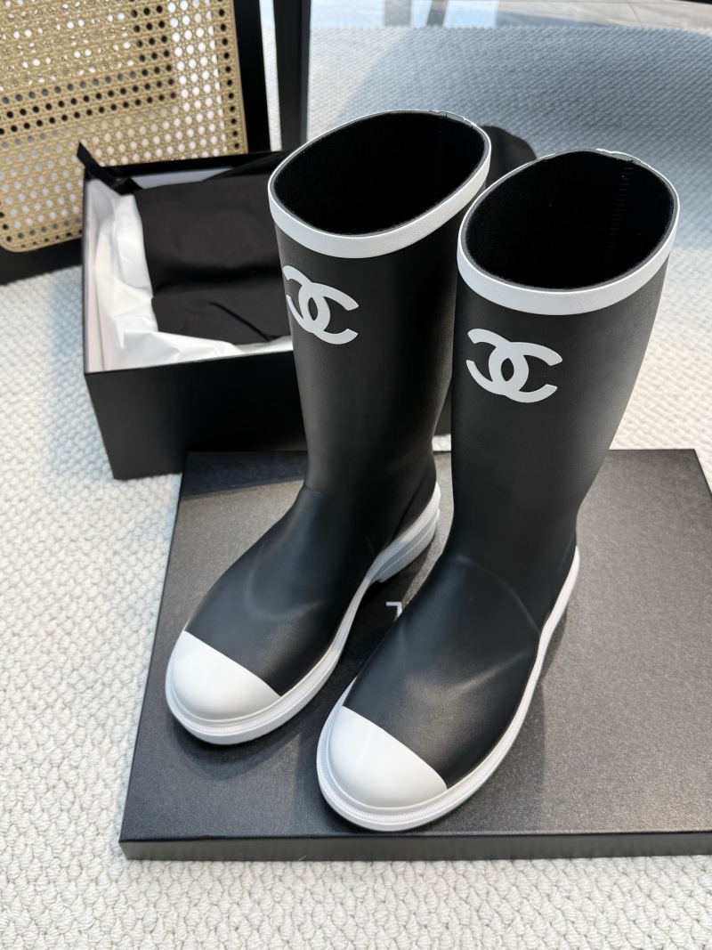 Женские сапоги чёрные с белым декором Chanel